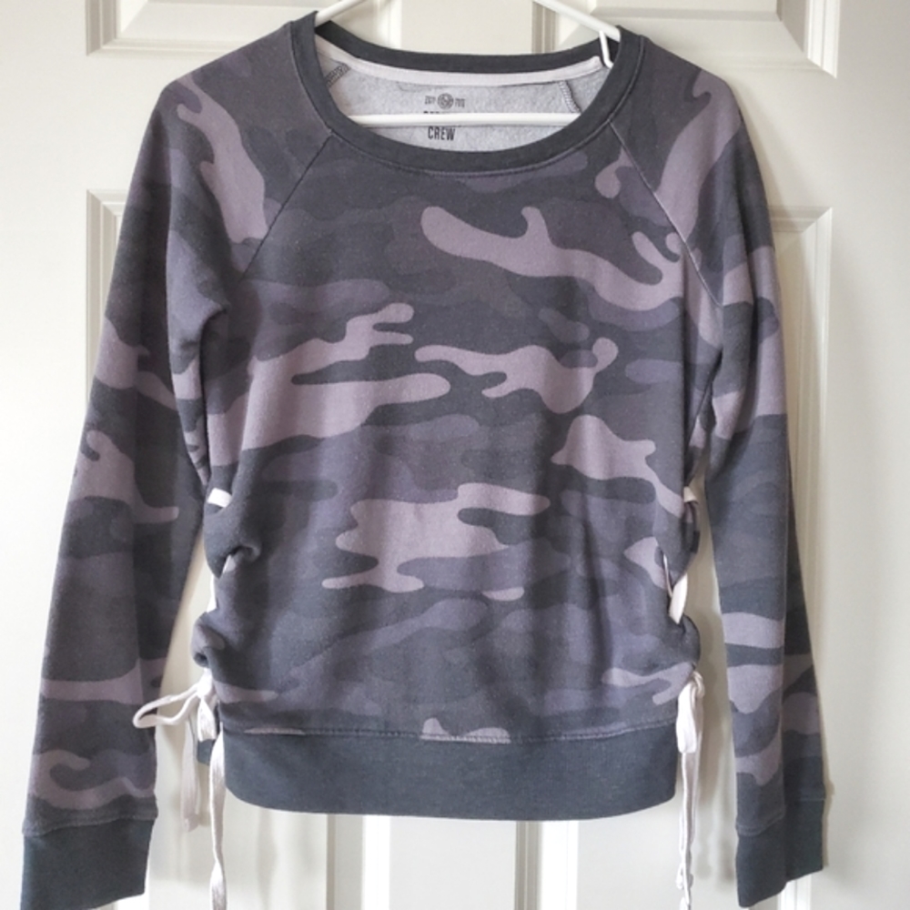 SO Perfect Crew Gray Camo Sweatshirt Size S